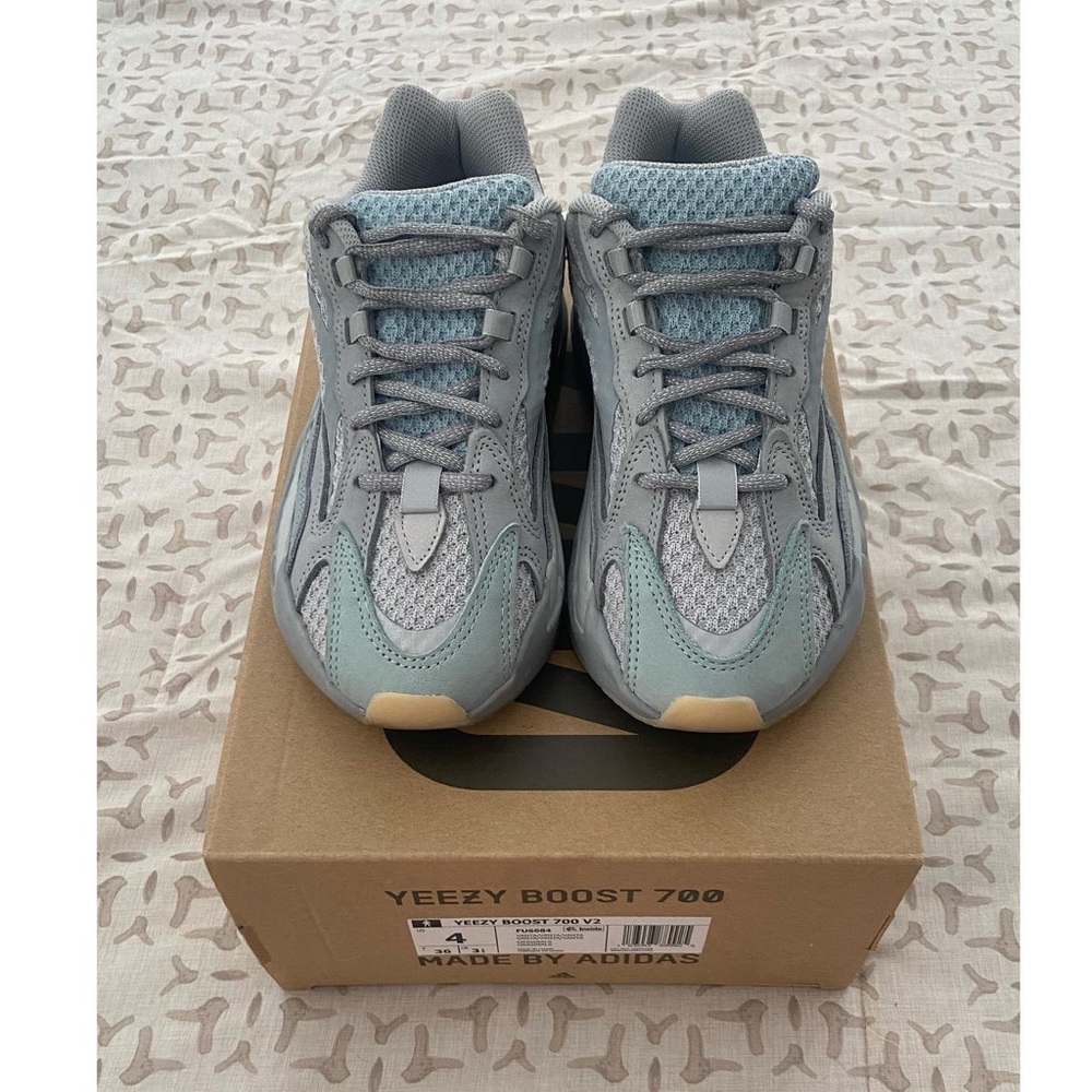 “YEEZY 700 V2” with original box